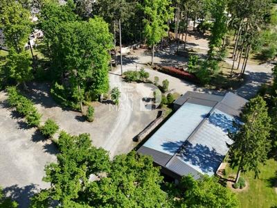 Propriété - 1 051 m² - 20 pièces