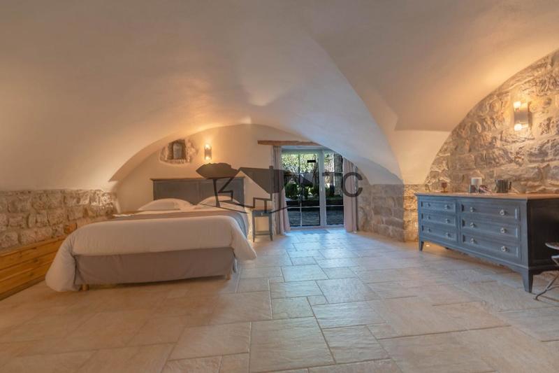 Maison - 425 m² - 10 pièces