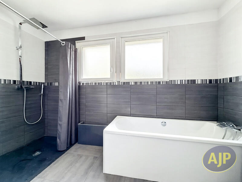 Maison - 140 m² - 5 pièces