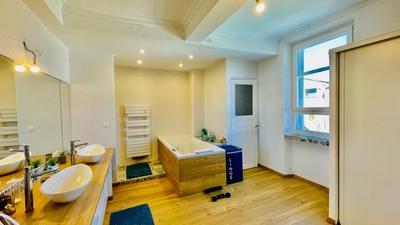 Maison - 280 m² - 6 pièces