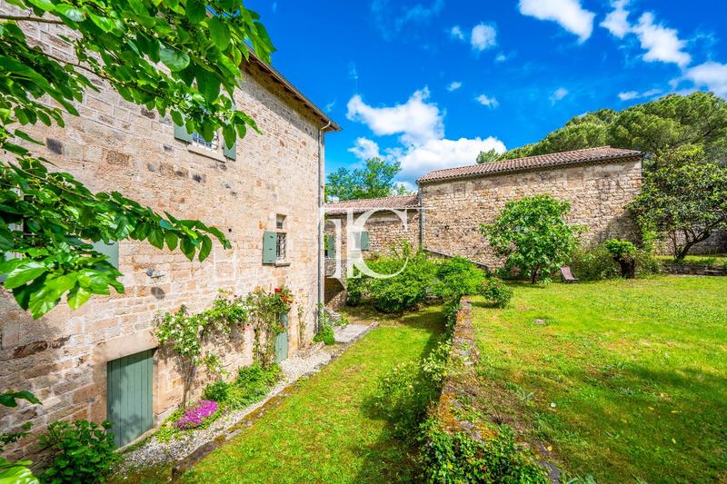 Maison - 334 m² - 8 pièces