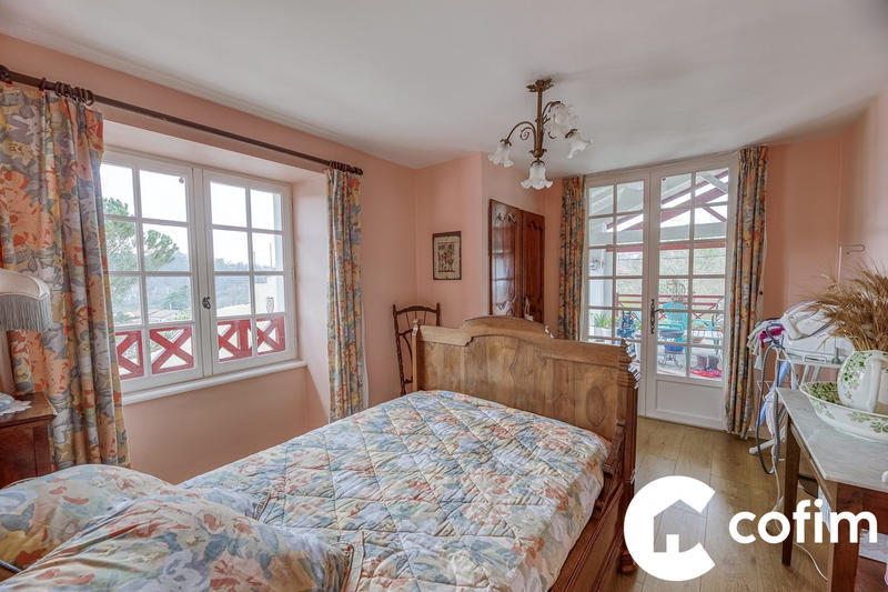 Maison traditionnelle - 300 m² - 6 pièces