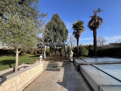 Demeure - 205 m² - 6 pièces