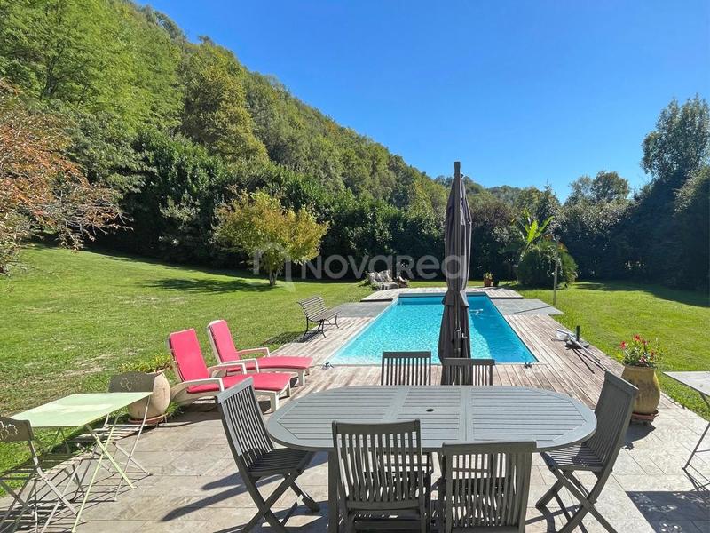 Maison - 219 m² - 7 pièces