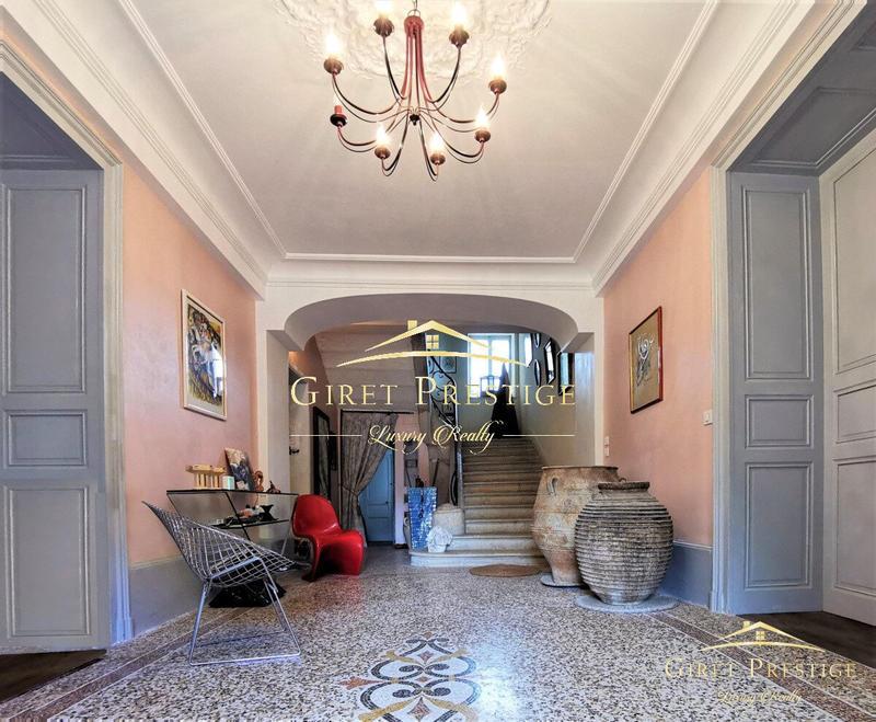 Maison - 600 m² - 12 pièces