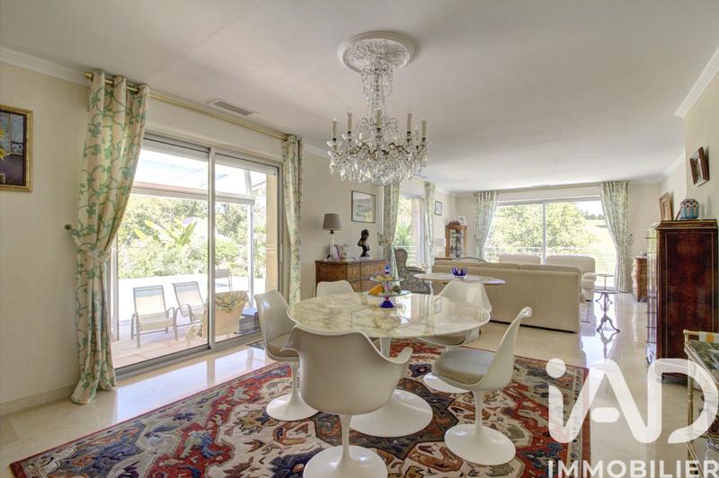 Maison - 210 m² - 7 pièces