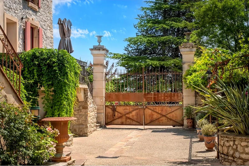 Propriété - 660 m² - 20 pièces