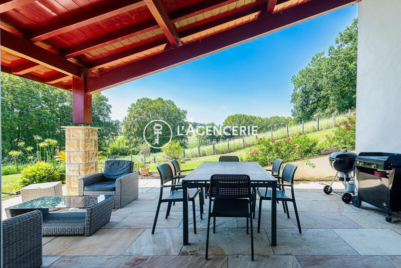 Maison - 220 m² - 5 pièces