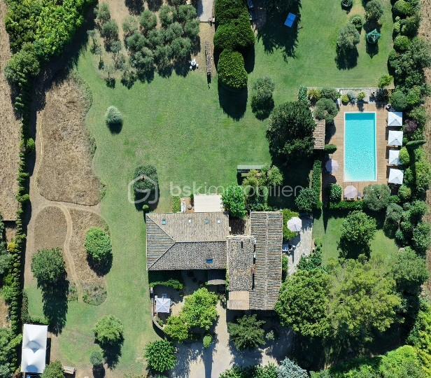 Mas - 545 m² - 18 pièces