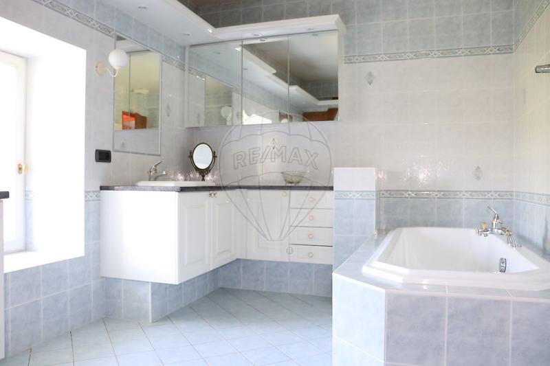 Maison - 237 m² - 8 pièces