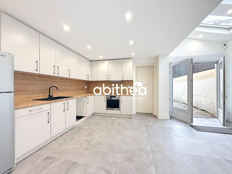 Maison - 205 m² - 9 pièces