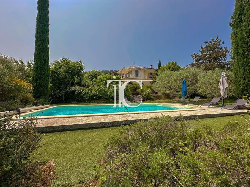 Propriété - 175 m² - 8 pièces