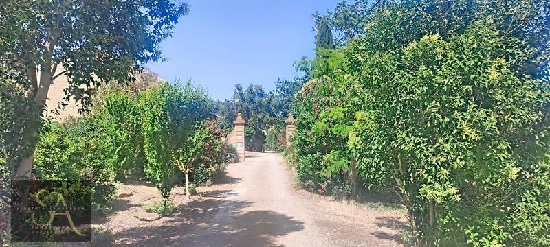 Propriété - 1 110 m² - 35 pièces