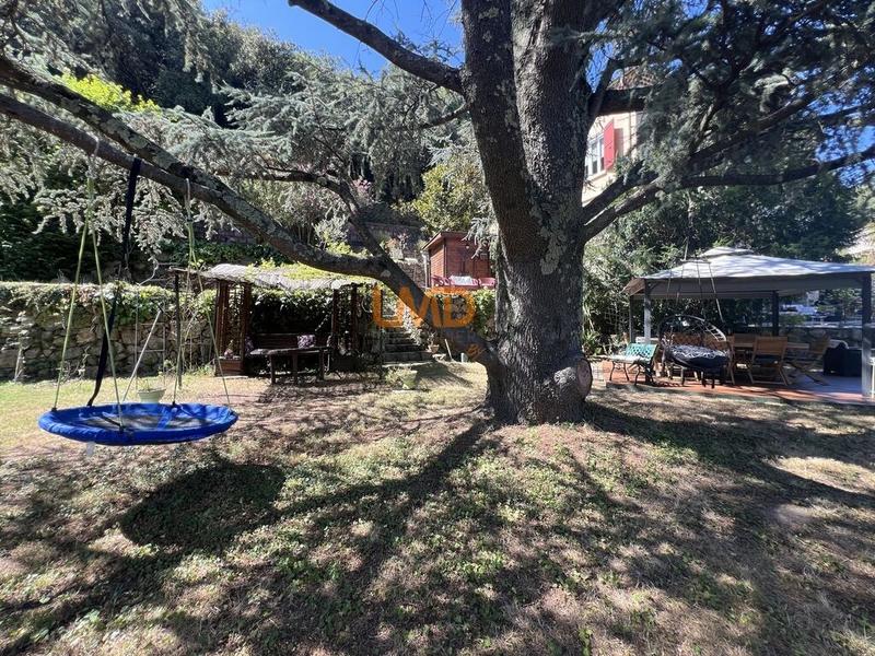 Propriété - 250 m² - 11 pièces