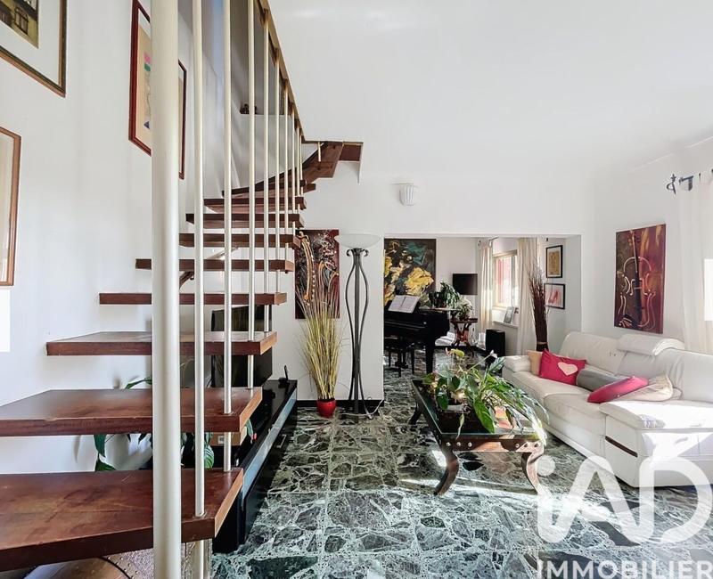 Maison - 232 m² - 7 pièces