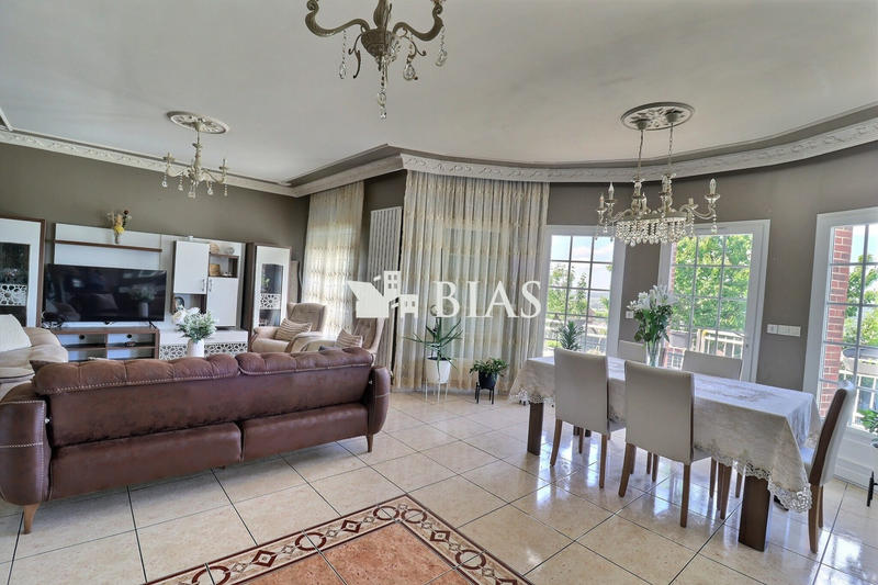 Maison - 191 m² - 8 pièces