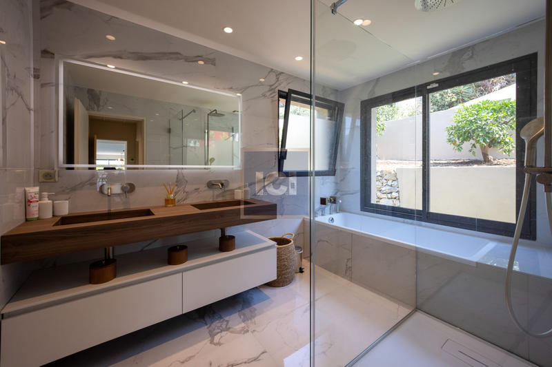 Villa - 220 m² - 6 pièces