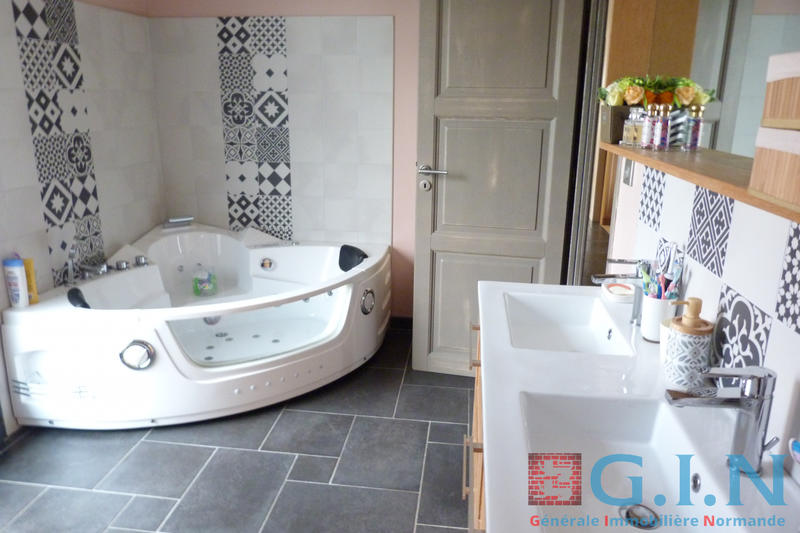 Maison - 213 m² - 10 pièces