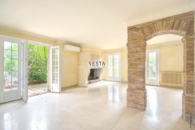 Maison - 318 m² - 12 pièces