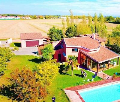 Maison - 250 m² - 6 pièces