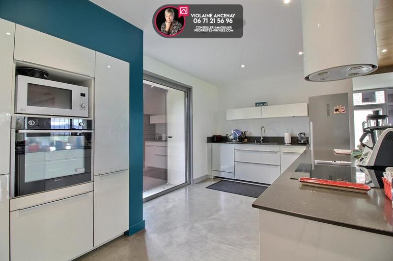 Maison - 340 m² - 13 pièces