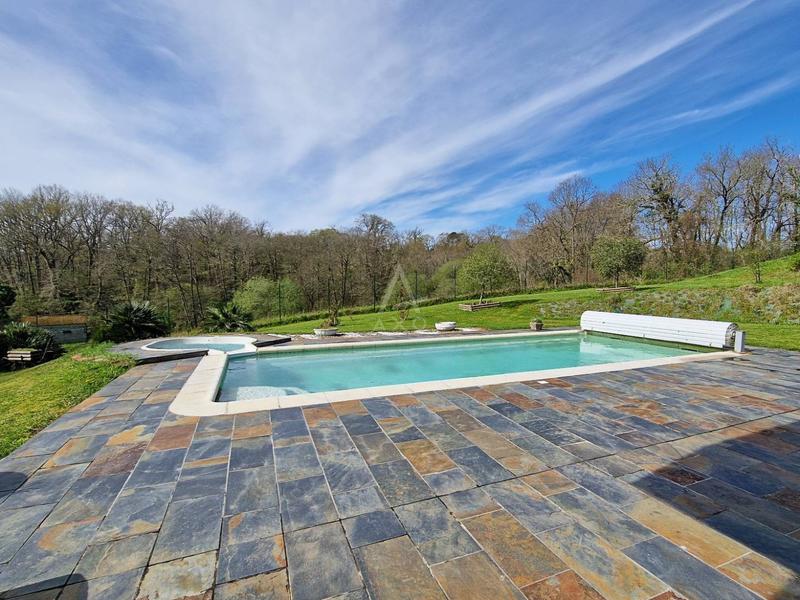 Maison - 236 m² - 10 pièces