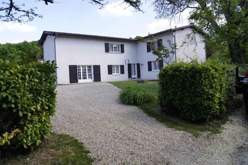 Propriété - 256 m² - 9 pièces