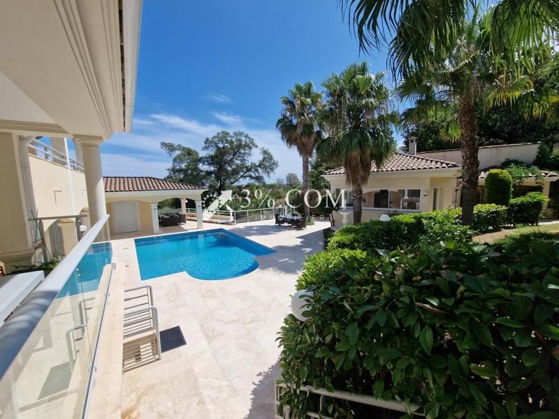 Villa - 300 m² - 15 pièces