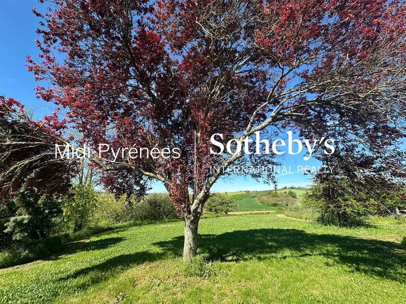 Propriété - 350 m² - 10 pièces