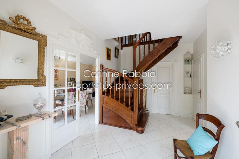 Maison - 240 m² - 8 pièces