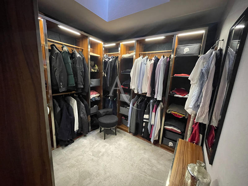 Maison - 220 m² - 12 pièces