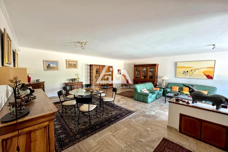 Maison - 225 m² - 6 pièces