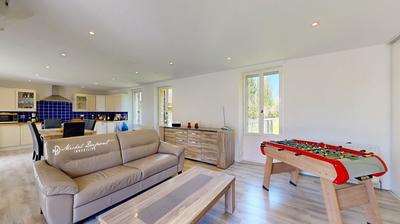 Maison - 225 m² - 9 pièces