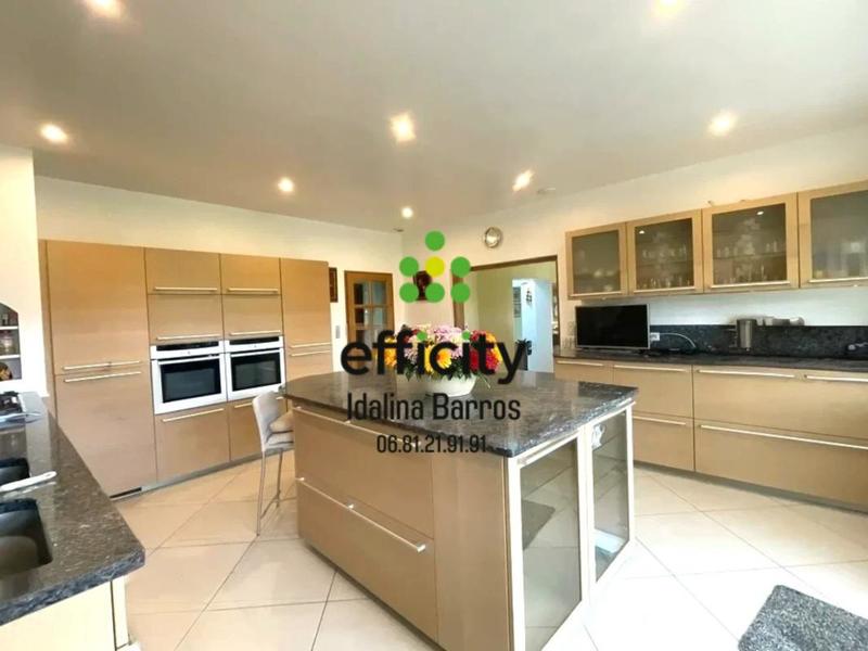 Pavillon - 267 m² - 10 pièces