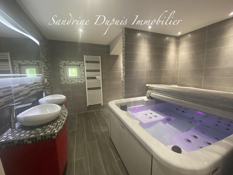 Maison - 220 m² - 7 pièces