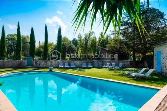 Moulin - 1 500 m² - 28 pièces