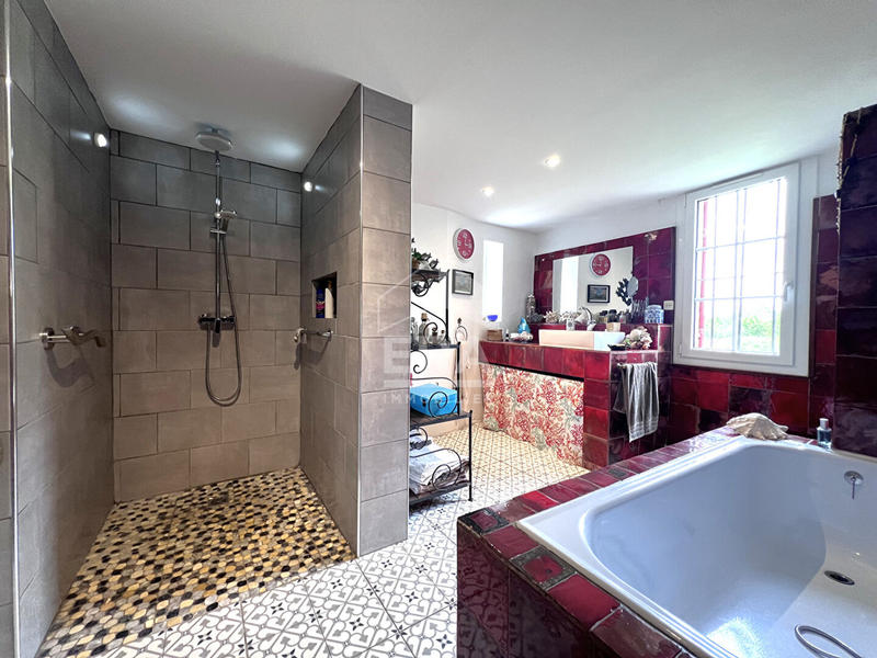 Maison - 200 m² - 6 pièces