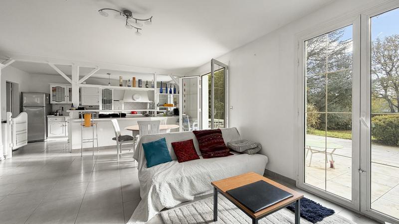 Maison - 202 m² - 7 pièces