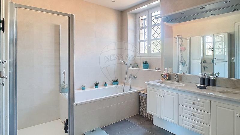 Maison - 275 m² - 9 pièces