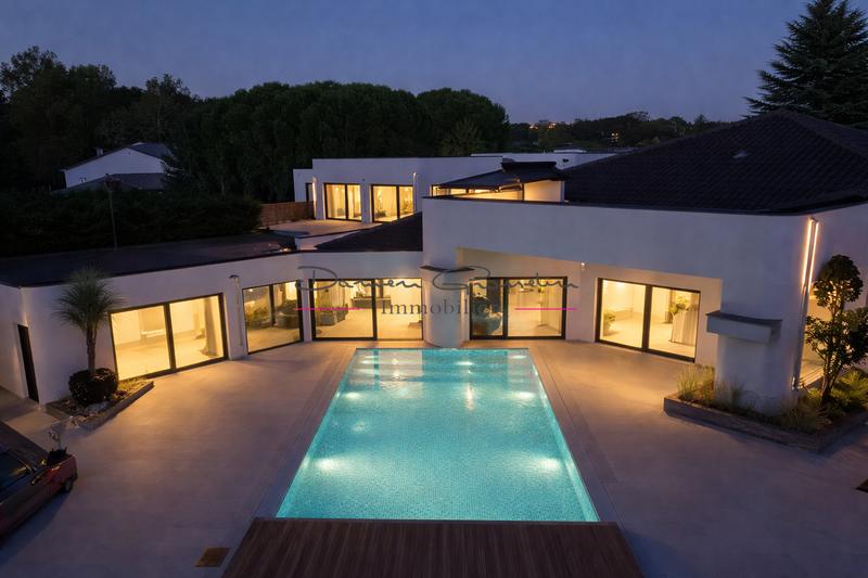 Maison - 350 m² - 8 pièces