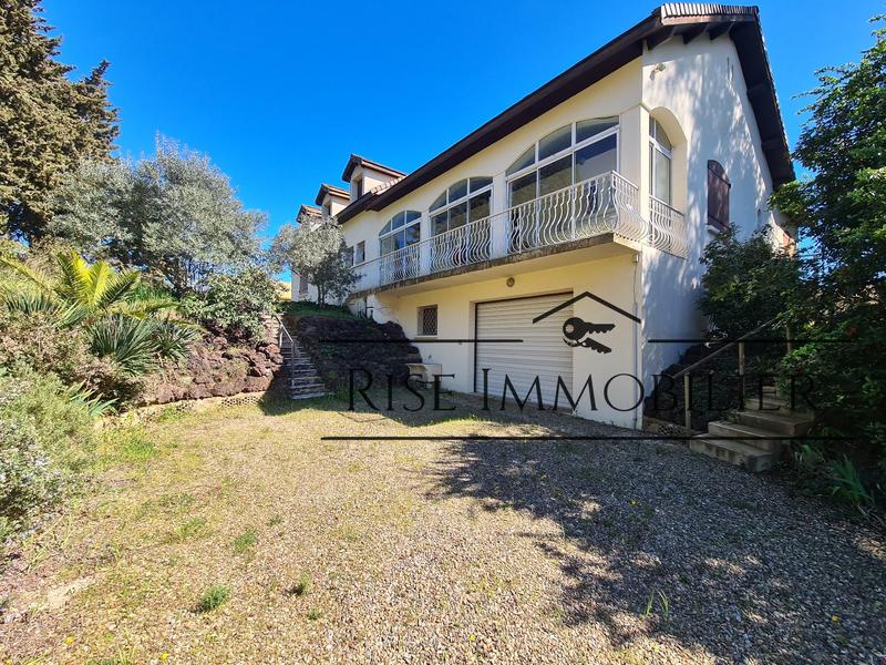 Villa - 245 m² - 9 pièces