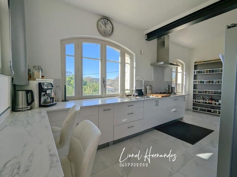 Maison - 238 m² - 9 pièces