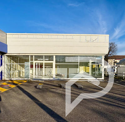 Local commercial - 324 m² - 1 pièce