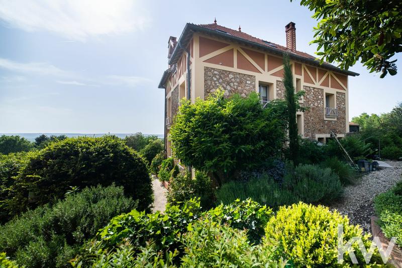 Maison - 220 m² - 8 pièces