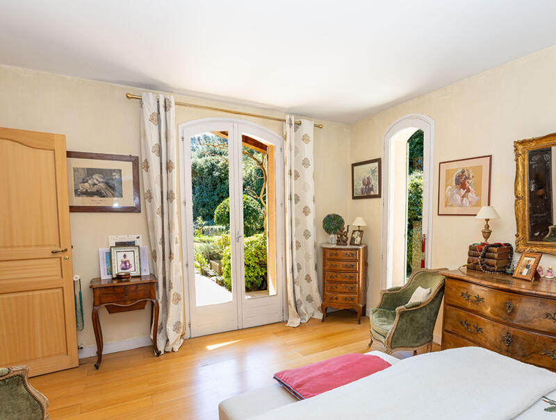 Maison - 245 m² - 9 pièces