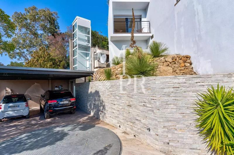 Villa - 300 m² - 8 pièces