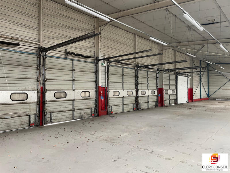 Local d'activités - 1 121 m²