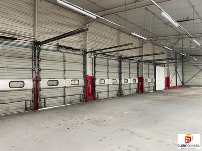 Local d'activités - 1 121 m²