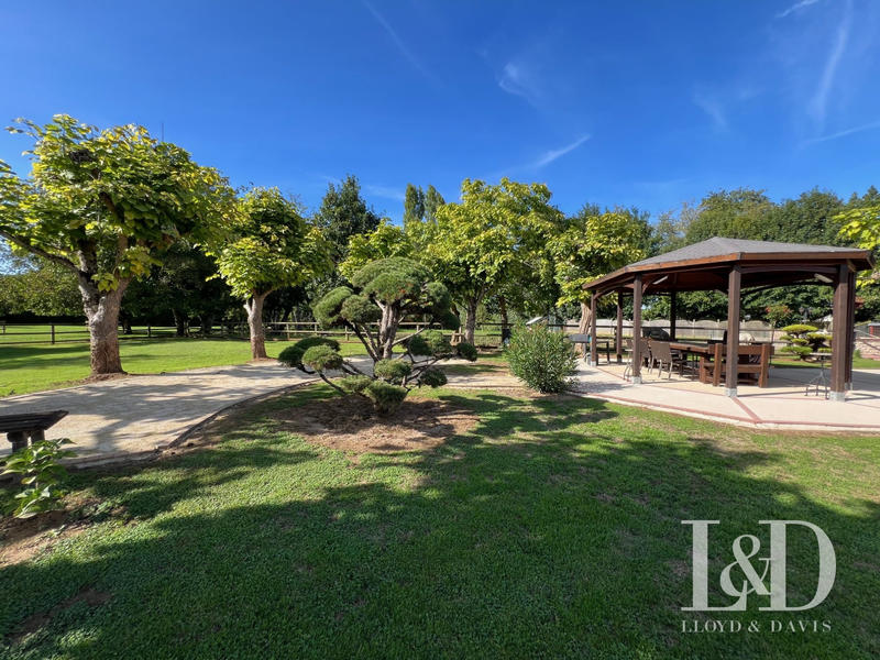 Maison - 411 m² - 11 pièces