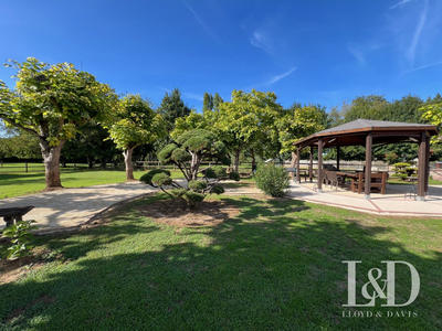 Maison - 411 m² - 11 pièces